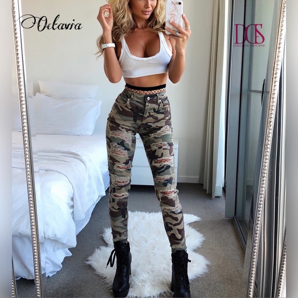 🛑Closet Clear Out 🚨- Distressed Camo Jeans